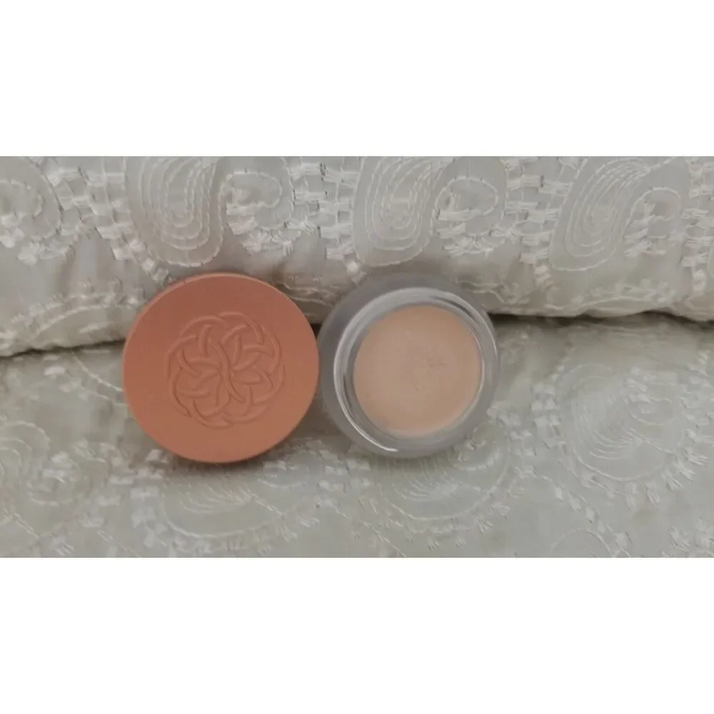 The Yensa Super Bright Serum Silk Under Eye Corrector in Light